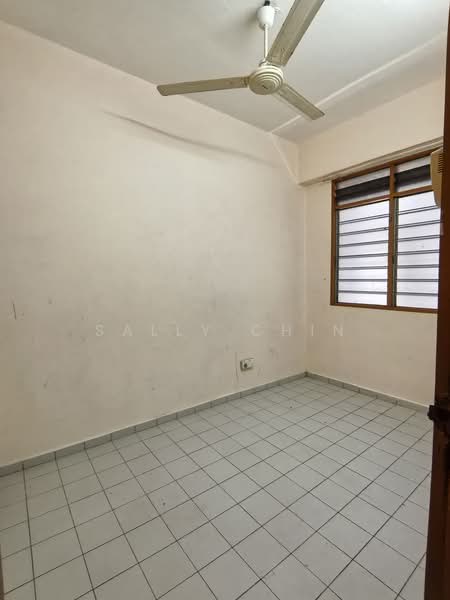 Pangsapuri untuk Dijual di Ferringhi Mutiara Apartment - Sally Chin - 3rd Bedroom - PropertyGuru.com.my