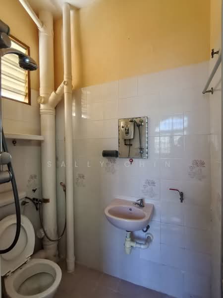 Pangsapuri untuk Dijual di Ferringhi Mutiara Apartment - Sally Chin - Master Bathroom - PropertyGuru.com.my