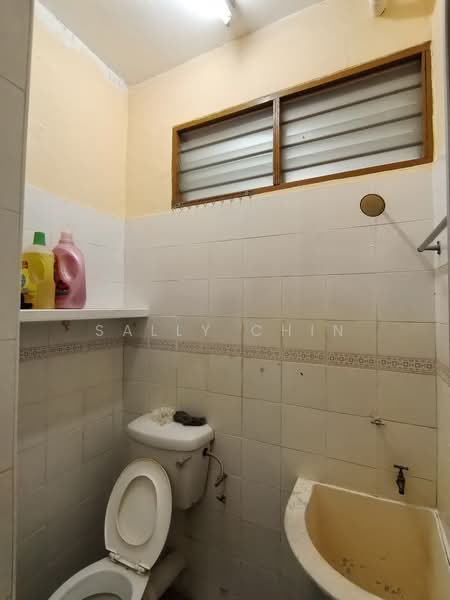 Pangsapuri untuk Dijual di Ferringhi Mutiara Apartment - Sally Chin - Common Bathroom - PropertyGuru.com.my