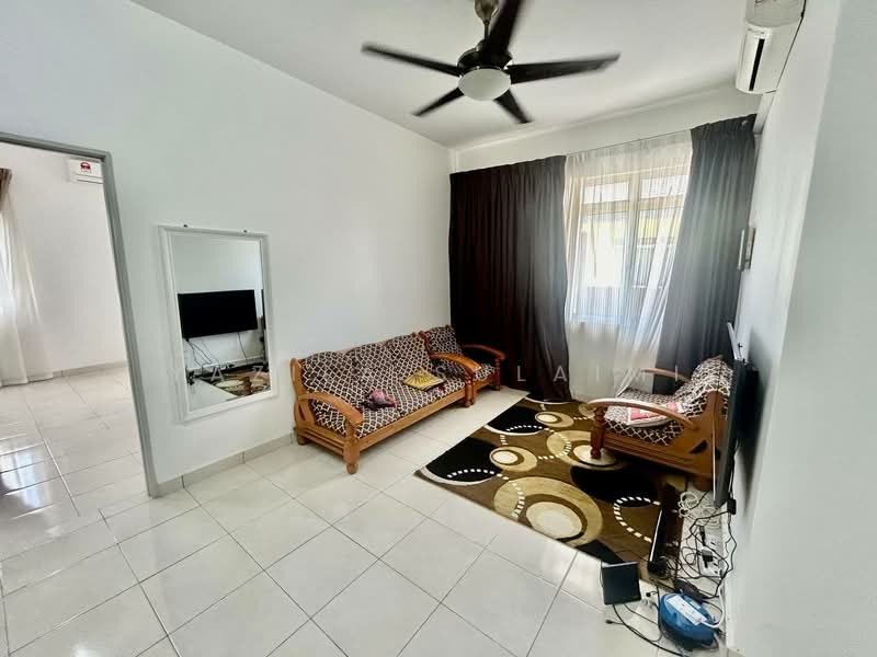 Rumah Berkembar untuk Dijual di Telok Panglima Garang (Selangor) - Yazila Sulaimi - Living Room - PropertyGuru.com.my