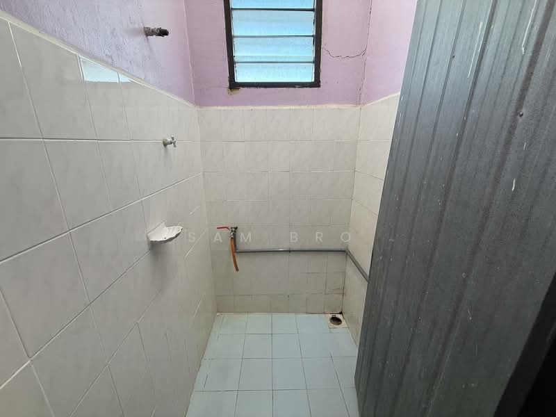 Rumah Teres 2 Tingkat untuk Dijual di Taman Sri Paya (Kluang) - Sam Bro - Bathroom - PropertyGuru.com.my
