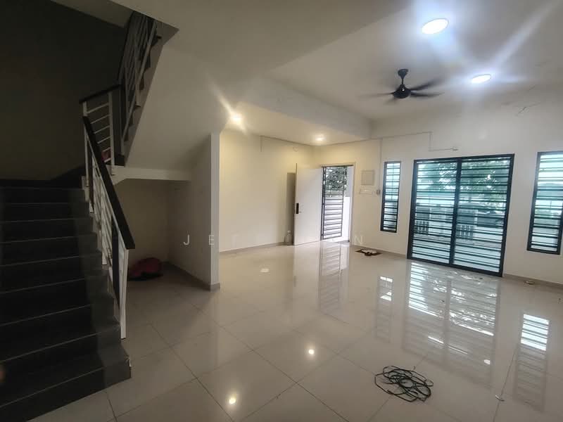Rumah Teres 2 Tingkat untuk Dijual di Taman Rasi Jaya (Menglembu) - Jeff Tan - Living Room - PropertyGuru.com.my