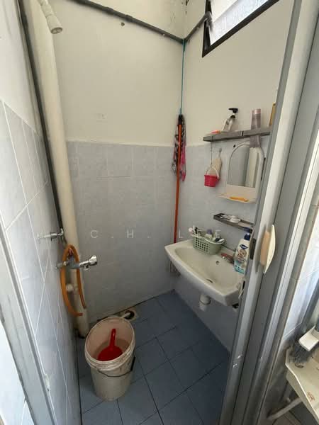 Rumah Flat untuk Dijual di Taman Sungai Batu - C.H. Lee - Bathroom - PropertyGuru.com.my