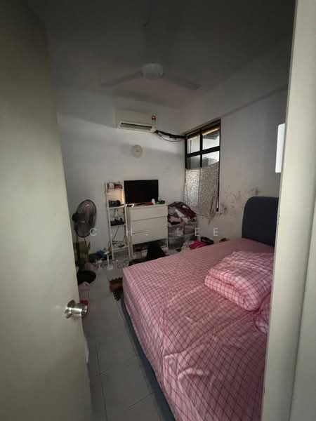 Rumah Flat untuk Dijual di Taman Sungai Batu - C.H. Lee - Bedroom - PropertyGuru.com.my