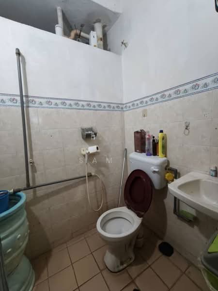 1-storey Terraced House for Sale in Taman Klebang Restu (Chemor) - Sam . - Bathroom - PropertyGuru.com.my
