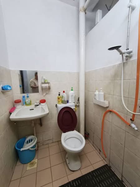 1-storey Terraced House for Sale in Taman Klebang Restu (Chemor) - Sam . - Bathroom - PropertyGuru.com.my