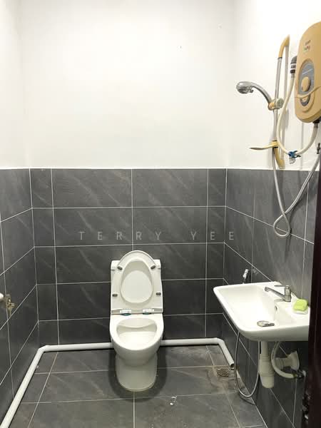 Shop / Office for Rent in Seri Kembangan (Selangor) - Terry Yee - Bathroom - PropertyGuru.com.my