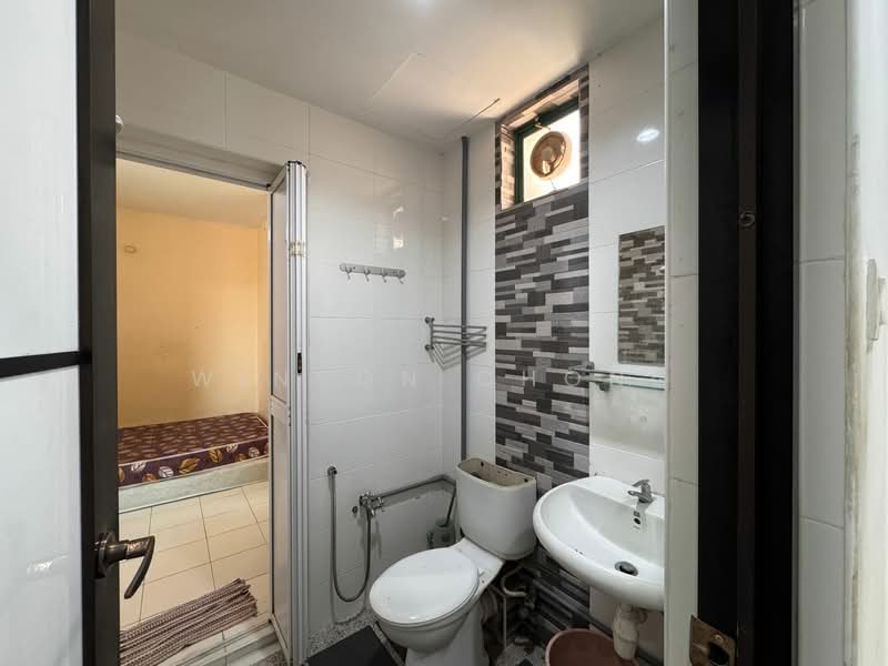 Kondominium untuk Disewa di Tanjung Park Condominium - Winson Chong - Bathroom - PropertyGuru.com.my
