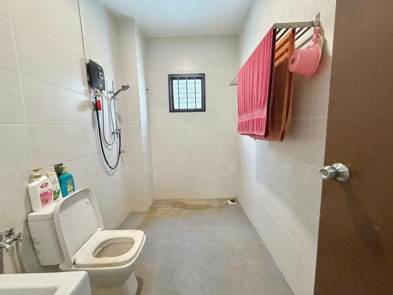 Rumah Teres 2 Tingkat untuk Disewa di Kampung Jalan Kebun (Shah Alam) - Salawati Busro - Bathroom - PropertyGuru.com.my