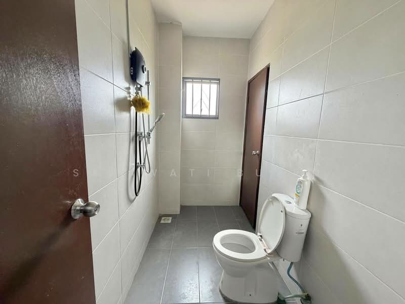 Rumah Teres 2 Tingkat untuk Disewa di Kampung Jalan Kebun (Shah Alam) - Salawati Busro - Bathroom - PropertyGuru.com.my