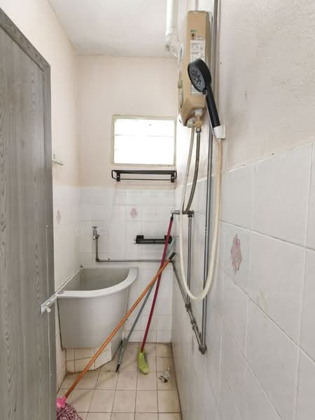 Rumah Flat untuk Dijual di Desa Permai Indah Flat - Jossie Teoh - Bathroom - PropertyGuru.com.my
