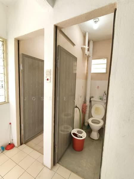 Rumah Flat untuk Dijual di Desa Permai Indah Flat - Jossie Teoh - Bathroom - PropertyGuru.com.my