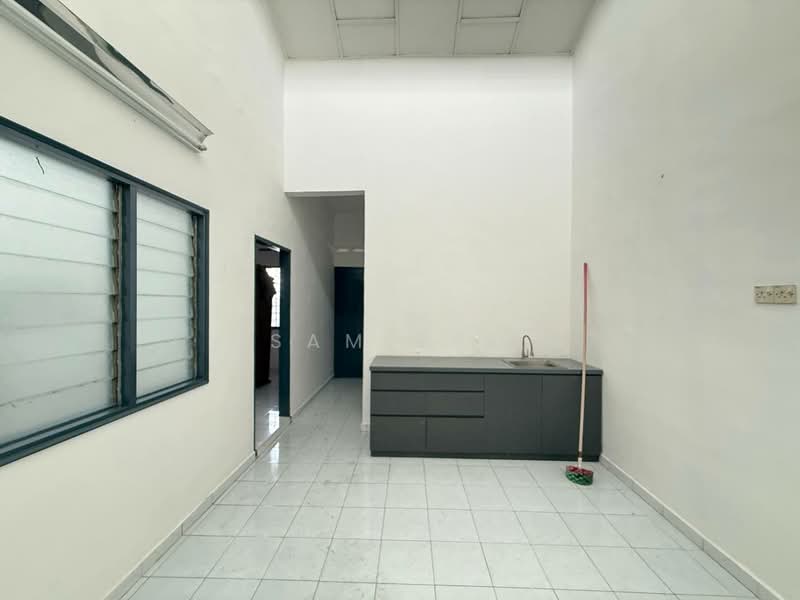 Rumah Teres 1 Tingkat untuk Dijual di Taman Intan Kluang (Kluang) - Sam Bro - Kitchen - PropertyGuru.com.my