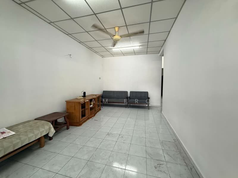 Rumah Teres 1 Tingkat untuk Dijual di Taman Intan Kluang (Kluang) - Sam Bro - Living Room - PropertyGuru.com.my
