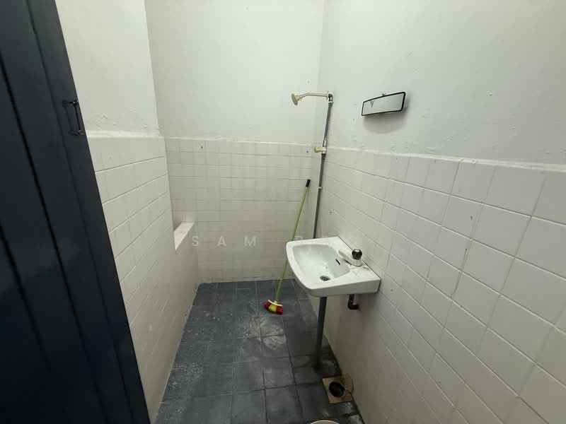 Rumah Teres 1 Tingkat untuk Dijual di Taman Intan Kluang (Kluang) - Sam Bro - Bathroom - PropertyGuru.com.my