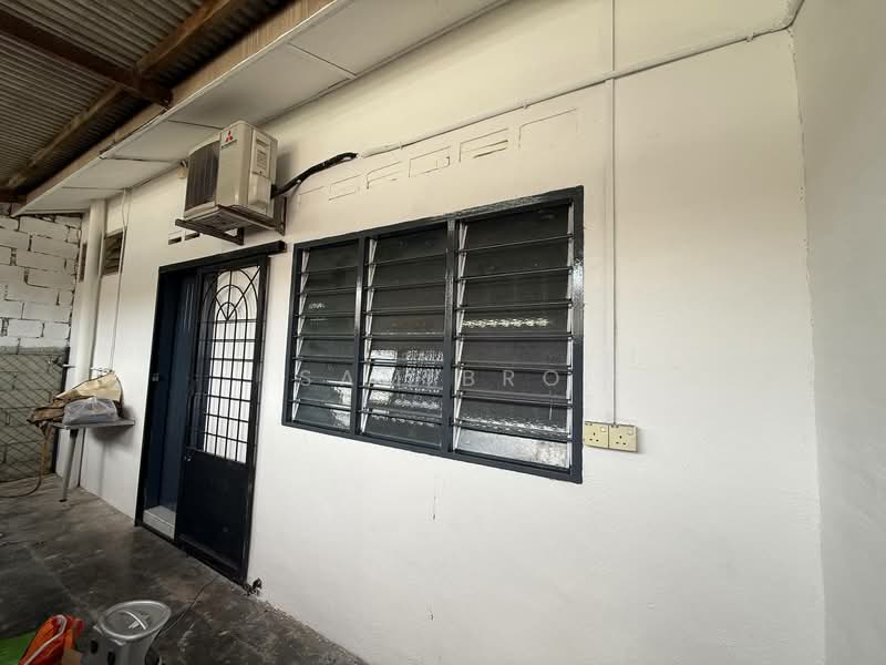 Rumah Teres 1 Tingkat untuk Dijual di Taman Intan Kluang (Kluang) - Sam Bro - Exterior - PropertyGuru.com.my