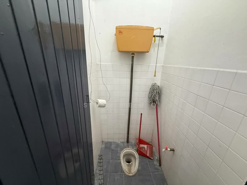 Rumah Teres 1 Tingkat untuk Dijual di Taman Intan Kluang (Kluang) - Sam Bro - Bathroom - PropertyGuru.com.my