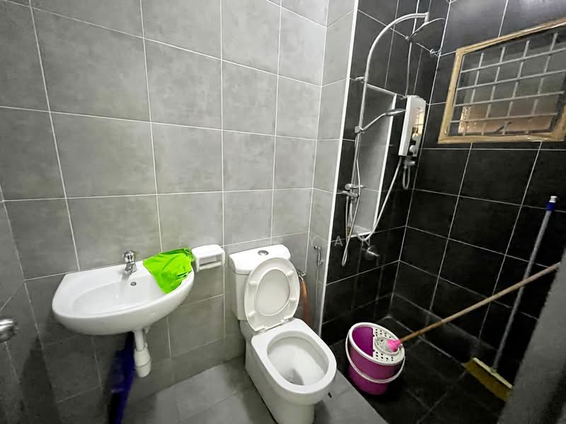 2-storey Terraced House for Sale in Setia Indah 12 (Setia Alam) - Fong Yan - Bathroom - PropertyGuru.com.my