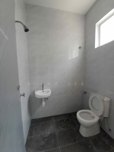 Rumah Teres 2 Tingkat untuk Disewa di Teluk Panglima Garang (Banting) - Diana See - Bathroom - PropertyGuru.com.my