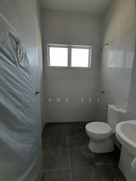Rumah Teres 2 Tingkat untuk Disewa di Teluk Panglima Garang (Banting) - Diana See - Bathroom - PropertyGuru.com.my