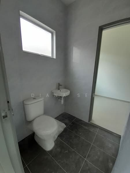 Rumah Teres 2 Tingkat untuk Disewa di Teluk Panglima Garang (Banting) - Diana See - Bathroom - PropertyGuru.com.my