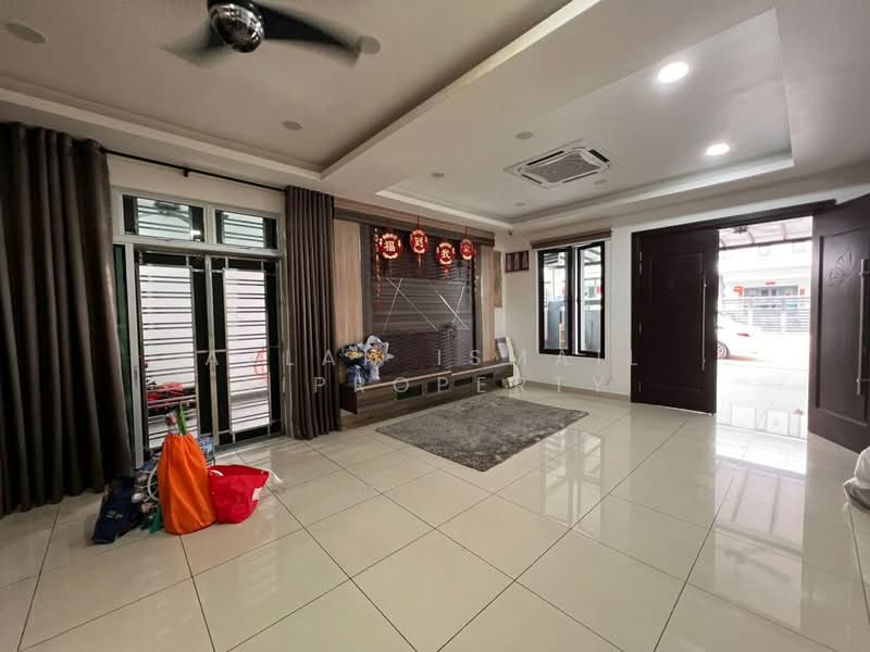Rumah Kluster untuk Dijual di Taman Scientex Kulai (Sedenak) - Azlan Ismail aiproperty - Living Room - PropertyGuru.com.my