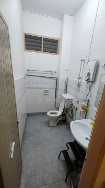 Rumah Berkembar untuk Dijual di Desa Ria (Sungai Ara) - Hong . - Bathroom - PropertyGuru.com.my