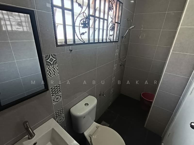 2-storey Terraced House for Sale in Bandar Saujana Putra (Tanjong Duabelas) - Maria Abu Bakar - Bathroom - PropertyGuru.com.my