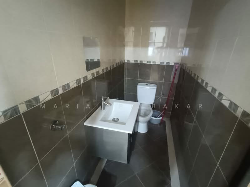 2-storey Terraced House for Sale in Bandar Saujana Putra (Tanjong Duabelas) - Maria Abu Bakar - Bathroom - PropertyGuru.com.my