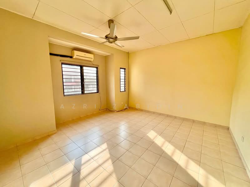 2-storey Terraced House for Sale in Sungai Buloh (Selangor) - Azri Zabidin - Living Room - PropertyGuru.com.my