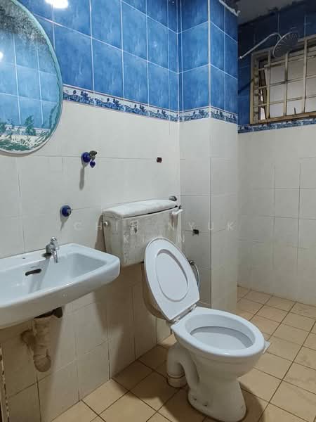 Pangsapuri untuk Disewa di Pangsapuri Bayu Suria (Summerfields Apartments) - Chin Nyuk Kian - Bathroom - PropertyGuru.com.my