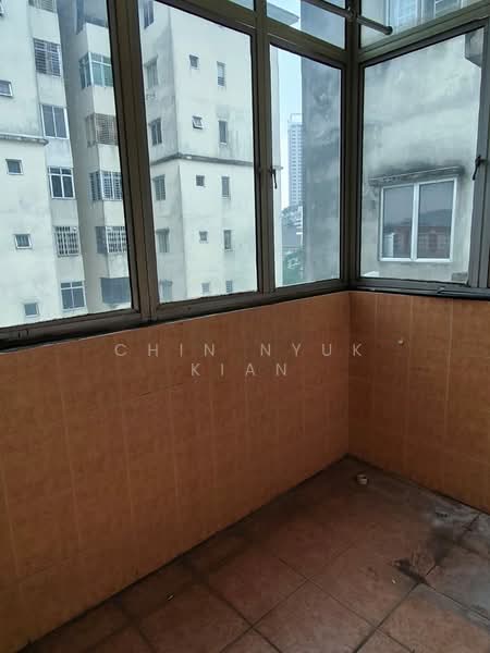 Pangsapuri untuk Disewa di Pangsapuri Bayu Suria (Summerfields Apartments) - Chin Nyuk Kian - Balcony - PropertyGuru.com.my