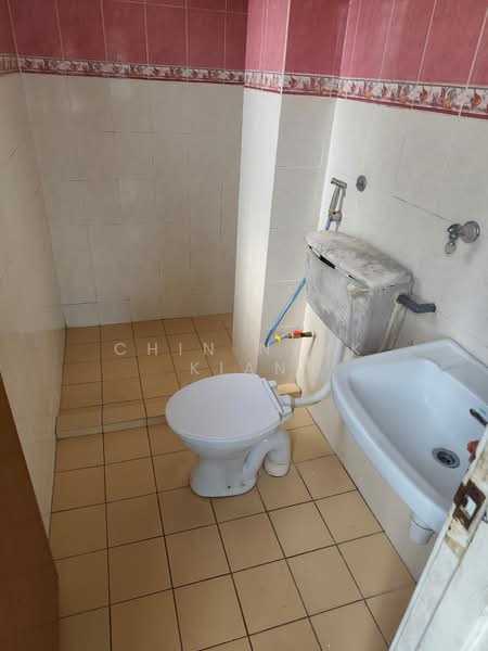 Pangsapuri untuk Disewa di Pangsapuri Bayu Suria (Summerfields Apartments) - Chin Nyuk Kian - Bathroom - PropertyGuru.com.my