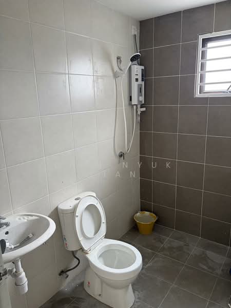 Condominium for Rent at Dezire Hill Residence - Chin Nyuk Kian - Bathroom - PropertyGuru.com.my