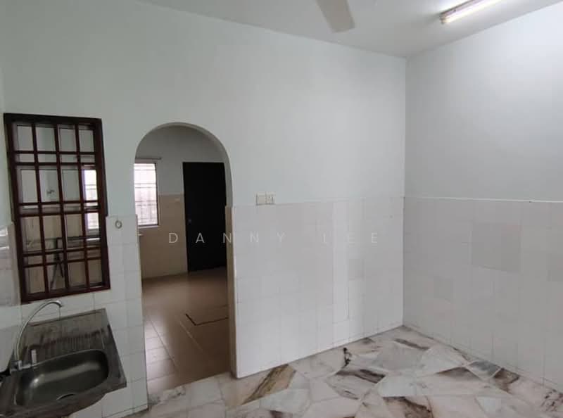 Terraced House for Sale in Bandar Putra Permai (Seri Kembangan) - Danny Lee - Kitchen - PropertyGuru.com.my