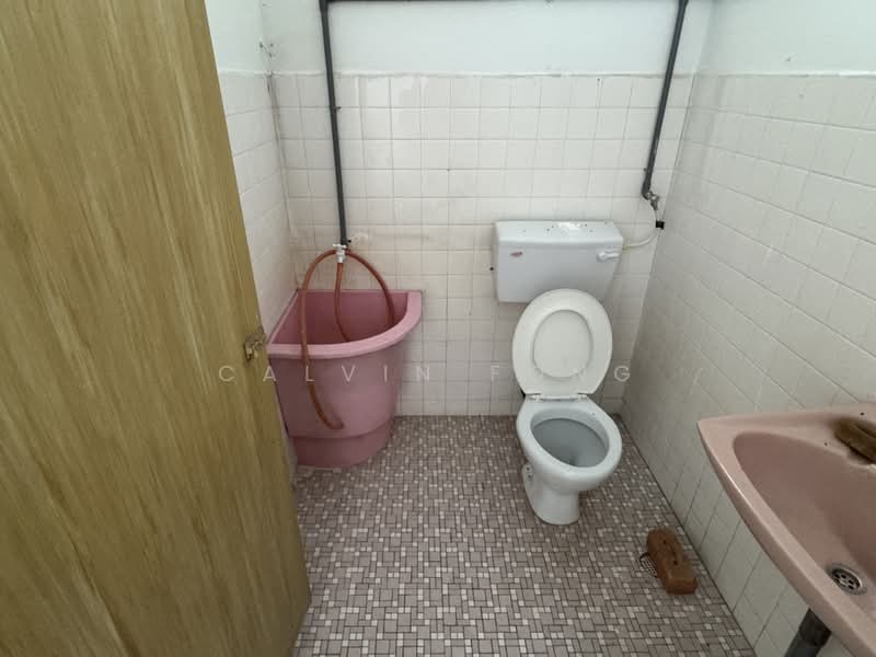 Rumah Berkembar untuk Disewa di Taman Nuri (Sungai Petani) - Calvin Fong - Master bedroom attached bathroom - PropertyGuru.com.my