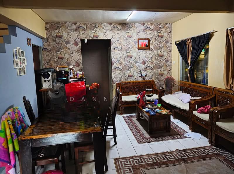 2-storey Terraced House for Sale in Bandar Putra Permai (Seri Kembangan) - Danny Lee - Living Room - PropertyGuru.com.my