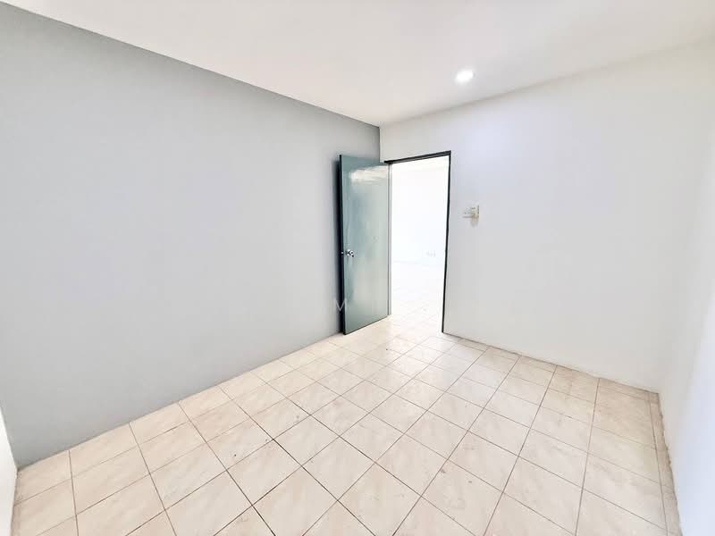Apartment for Sale at Lakeview Apartments - Azmi . - PropertyGuru.com.my