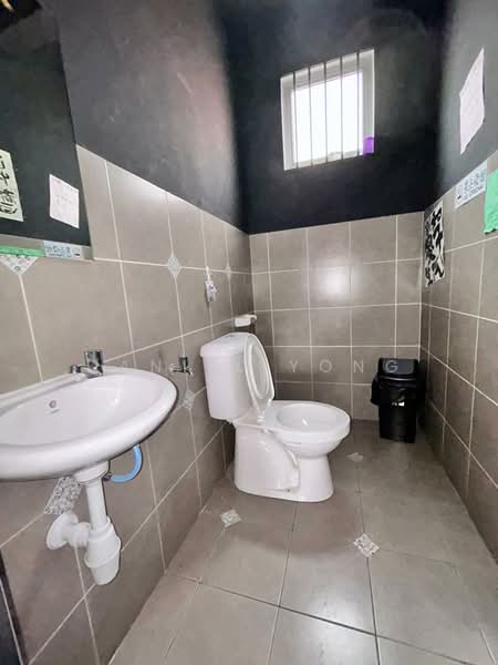 Shop for Rent in Taman Mount Austin (Tebrau) - Daniel Yong - Bathroom - PropertyGuru.com.my