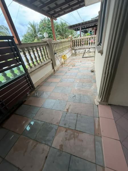Bungalow for Sale in Taman Sri Lambak (Kluang) - Shanel Tee - Balcony - PropertyGuru.com.my
