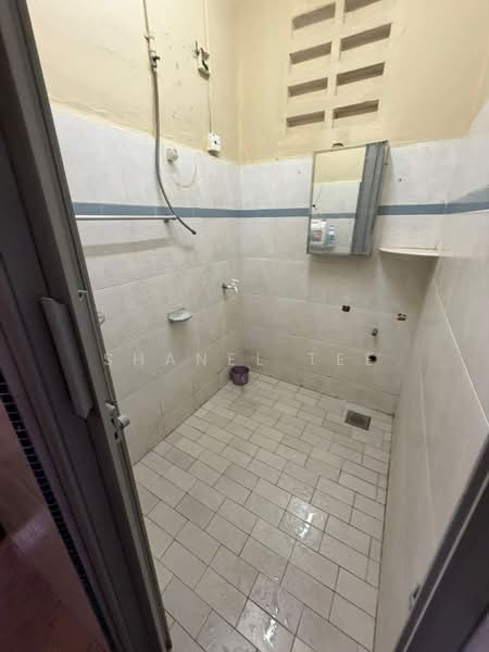 Bungalow for Sale in Taman Sri Lambak (Kluang) - Shanel Tee - Bathroom - PropertyGuru.com.my