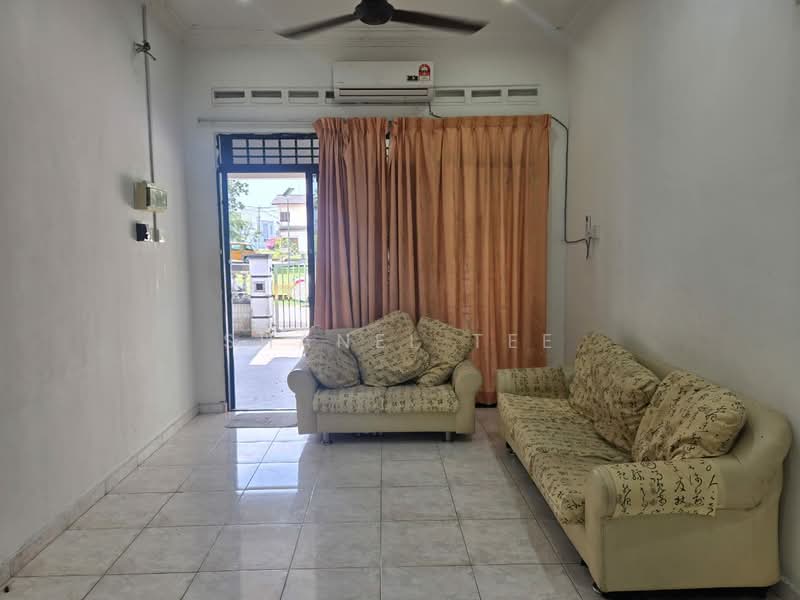 1-storey Terraced House for Rent in Sri Lalang (Kluang) - Shanel Tee - Living Room - PropertyGuru.com.my