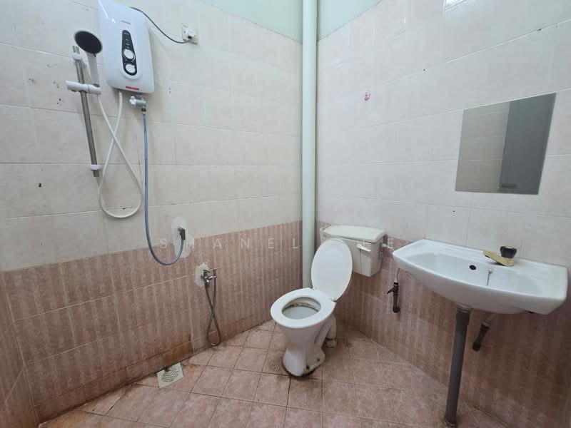 1-storey Terraced House for Rent in Sri Lalang (Kluang) - Shanel Tee - Bathroom - PropertyGuru.com.my