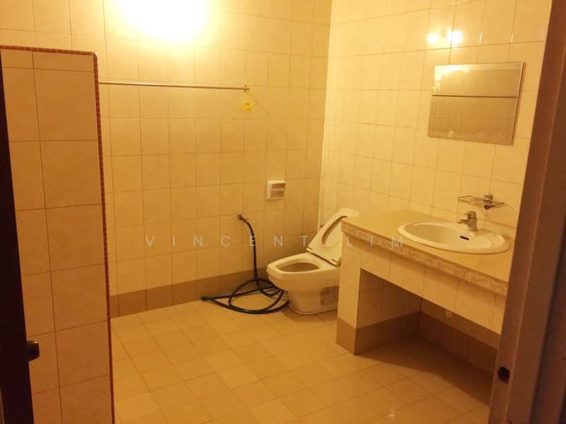 Rumah Teres untuk Disewa di Usj 18 (Subang Jaya) - Vincent Lim - Bathroom - PropertyGuru.com.my