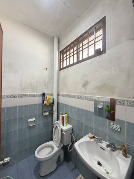 Rumah Teres 2 Tingkat untuk Dijual di Mutiara Rini (Skudai) - Iden Tan - Bathroom - PropertyGuru.com.my