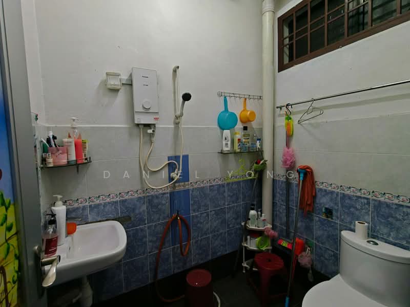 2-storey Terraced House for Sale in Taman Puteri Wangsa (Ulu Tiram) - Daniel Yong - Bathroom - PropertyGuru.com.my