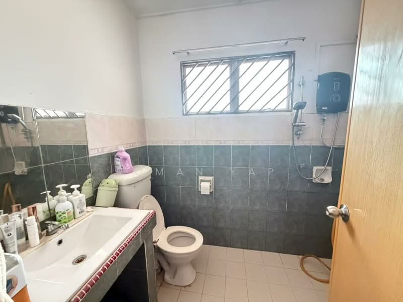 Rumah Teres untuk Dijual di Bandar Country Homes (Rawang) - Roman Yap - Bathroom - PropertyGuru.com.my