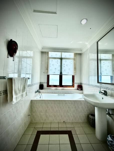 Condominium for Sale at Sri Golden Bay Condominium - Susan Chia - Bathroom - PropertyGuru.com.my