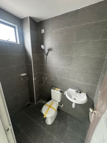 Rumah Teres 2 Tingkat untuk Disewa di Taman Bestari Indah (Ulu Tiram) - Lim Tze Jie - Bathroom - PropertyGuru.com.my