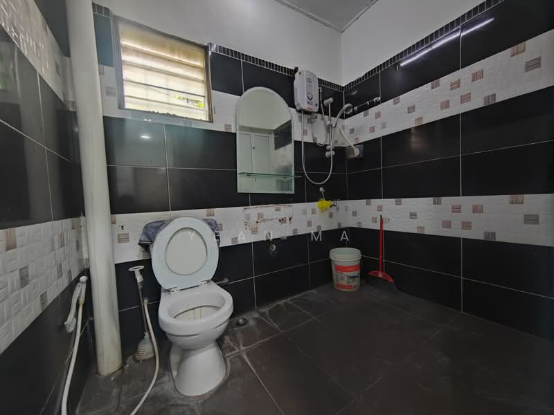 Terraced House for Sale in Bandar Country Homes (Rawang) - Yean Ma - Bathroom - PropertyGuru.com.my